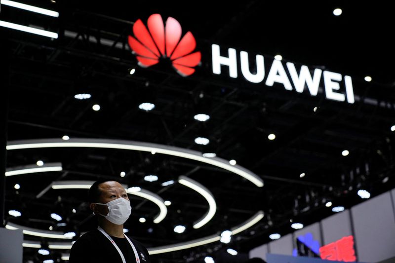 &copy; Reuters. FILE PHOTO - A person stands by a sign of Huawei during World Artificial Intelligence Conference, following the coronavirus disease (COVID-19) outbreak, in Shanghai, China, September 1, 2022. REUTERS/Aly Song