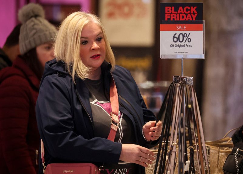 © Reuters. Pessoas fazem compras na Macy's Herald Square durante as vendas da Black Friday em Nova York, EUA
25/11/2022
REUTERS/Brendan McDermid