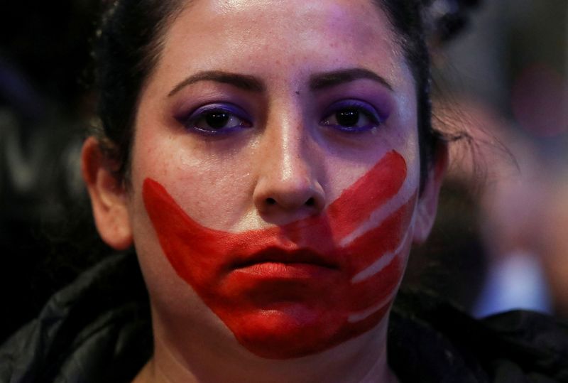&copy; Reuters. متظاهرة تضع طلاء أحمر على وجهها خلال مسيرات بمناسبة اليوم العالمي للقضاء على العنف ضد المرأة في مدريد يوم الجمعة. تصوير:  فيوليتا سانتوس مور