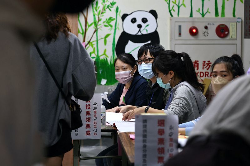 &copy; Reuters. People line up to cast their votes on election day in Taipei, Taiwan, November 26, 2022. REUTERS/Ann Wang