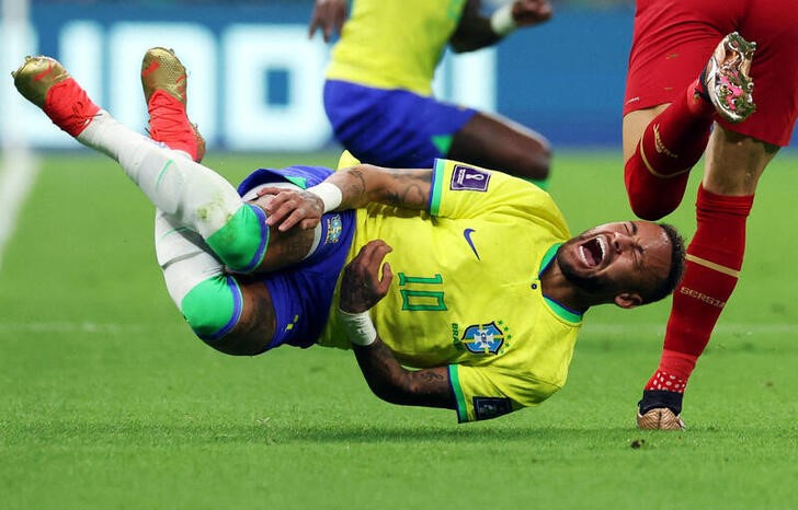 &copy; Reuters. 　サッカーのＷ杯カタール大会に出場しているブラジル代表のＦＷネイマール（写真）とＤＦダニーロが、負傷のために１次リーグの残り２試合を欠場する見込みとなった。チーム関係者が