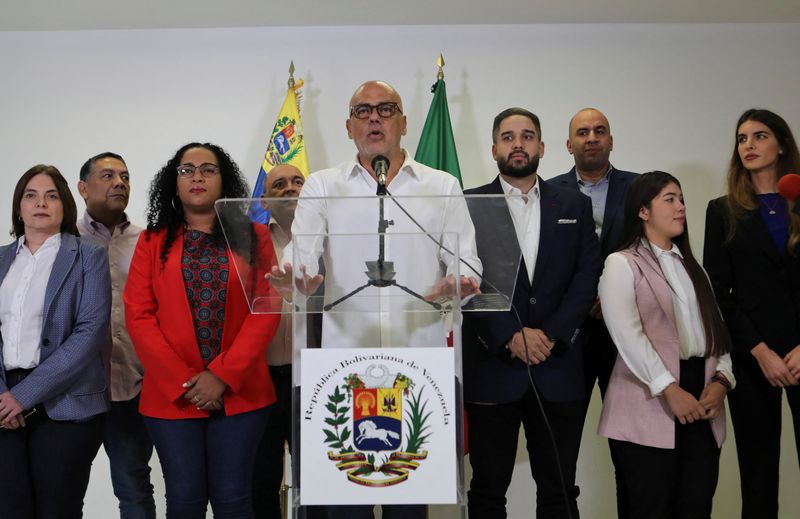 Venezuela delegation arrives in Mexico for talks with opposition