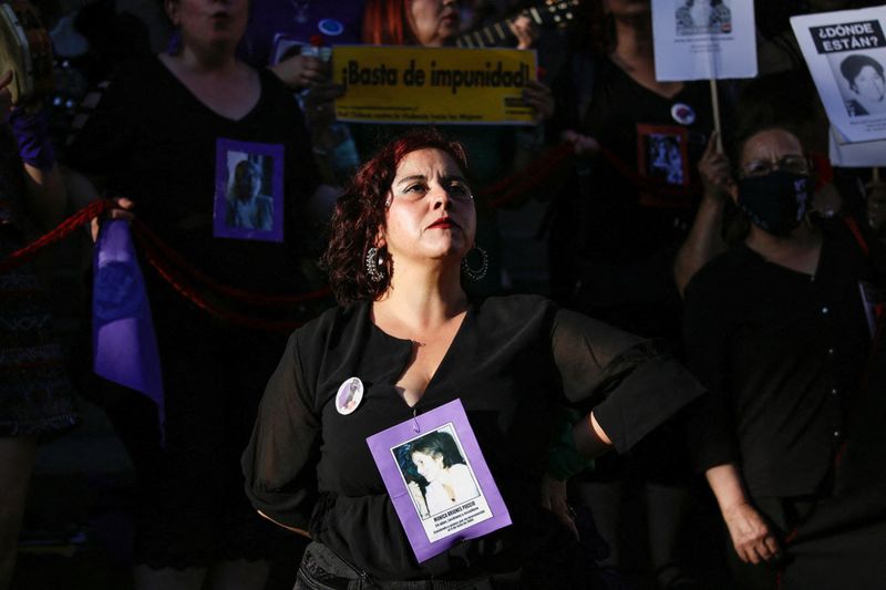 &copy; Reuters. متظاهرة تشارك خلال احتجاج بمناسبة اليوم الدولي للقضاء على العنف ضد المرأة في سانتياجو في تشيلي يوم الجمعة. تصوير: صوفيا يانجاري - رويترز.