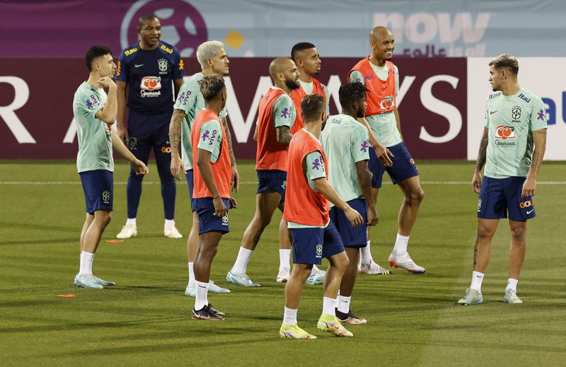 &copy; Reuters. Jogadores da seleção brasileira durante treinamento em Doha
25/11/2022 REUTERS/Albert Gea