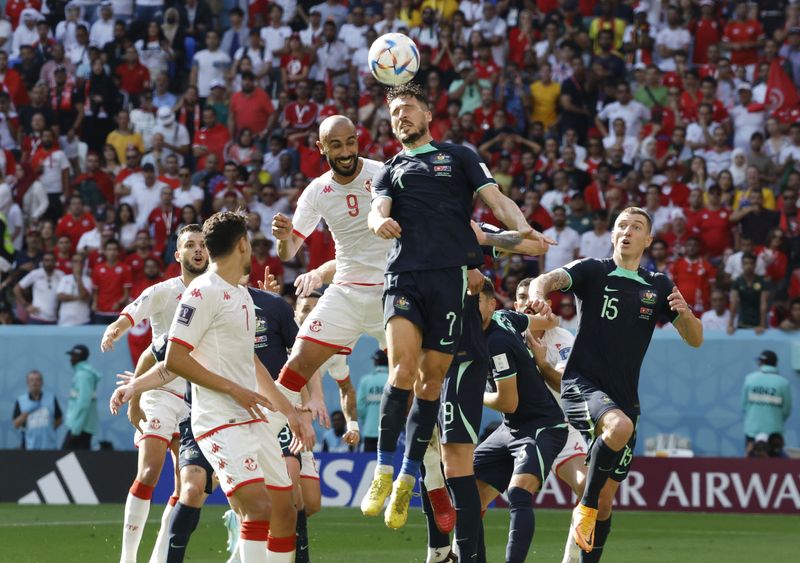 &copy; Reuters. لاعبو منتخب تونس وأستراليا في مباراتهم خلال كأس العالم بقطر يوم السبت. تصوير: صهيب سالم - رويترز. 