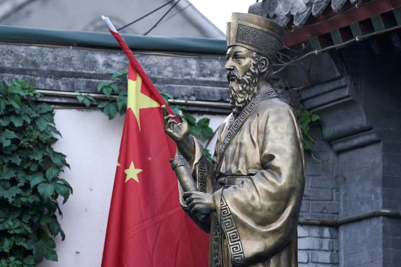 &copy; Reuters. FOTO DE ARCHIVO: Una bandera china junto a la estatua del jesuita italiano Matteo Ricci, el primer constructor de iglesias durante la dinastía Ming, en la entrada de la Iglesia Católica del Sur de Pekín, China, 29 de septiembre del 2018. REUTERS/Jason 
