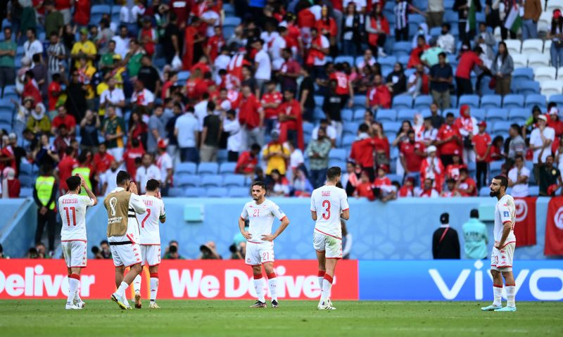 © Reuters. لاعبو المنتخب التونسي يبدون حزنهم على خسارة مباراتهم أمام أستراليا 0-1 في لقائهما يوم السبت ضمن المجموعة الرابعة بكأس العالم لكرة القدم في قطر. تصوير : أنجريت هيلسي- رويترز . 