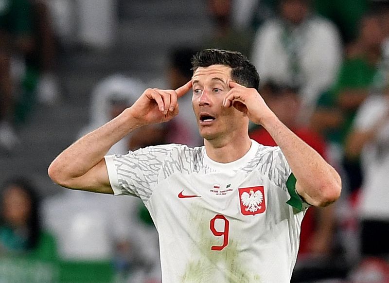 &copy; Reuters. أحرز روبرت ليفاندوفسكي لاعب بولندا يحتفل بتسجيل هدف أمام السعودية باستاد المدينة التعليمية في المجموعة الثالثة بكأس العالم لكرة القدم يوم 