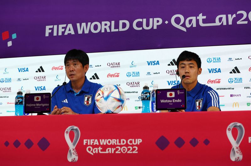 &copy; Reuters. Nov 26, 2022 
Foto del sábado del DT de Japón, Hajime Moriyasu, y el futbolista Wataru Endo en una rueda de prensa 
REUTERS/Gareth Bumstead