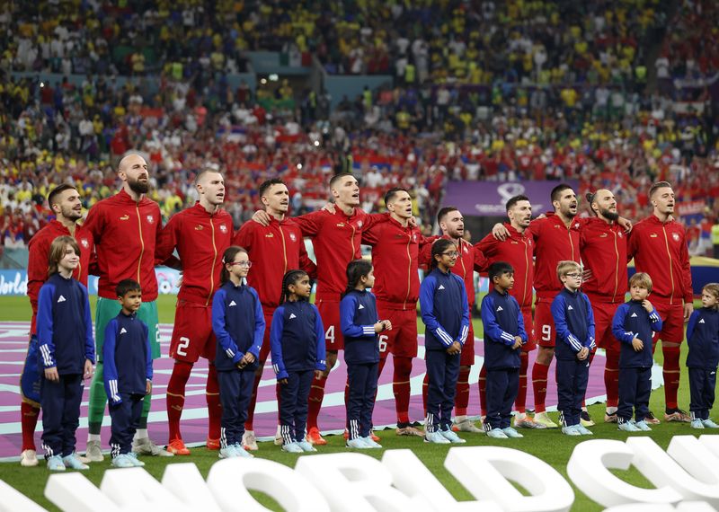 &copy; Reuters. Jogadores da seleção da Sérvia cantam hino nacional do país antes de partida contra o Brasil pela Copa do Mundo do Catar
24/11/2022 USA TODAY/Yukihito Taguchi