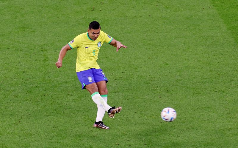 &copy; Reuters. Casemiro durante partida da seleção brasileira contra a Sérvia pela Copa do Mundo do Catar
24/11/2022 REUTERS/Molly Darlington