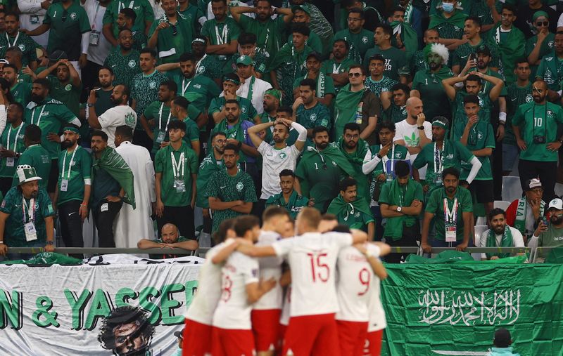 © Reuters. عدد من لاعبي منتخب بولندا يحتفل بتسجيل الهدف الأول للفريق أمام منتخب السعودية في لقائهما يوم السبت ضمن المجموعة الثالثة بكأس العالم لكرة القدم 2022 في قطر . تصوير : كاي فافنباخ - رويترز .    