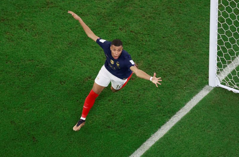 &copy; Reuters.  Nov 26, 2022 
Foto del sábado del delantero de Francia Kylian Mbappe celebrando tras marcar el segundo gol ante DInamarca. 
REUTERS/Peter Cziborra    