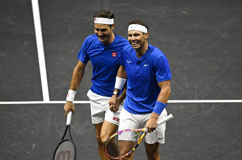 © Reuters. Roger Federer e Rafael Nadal durante partida da Laver Cup em Londres
24/09/2022 REUTERS/Dylan Martinez