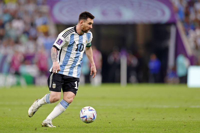&copy; Reuters. ليونيل ميسي لاعب الأرجنتين خلال مباراة فريقه أمام المكسيك ببطولة كأس العالم لكرة القدم باستاد لوسيل في قطر يوم السبت. (صورة لرويترز من يو إس 