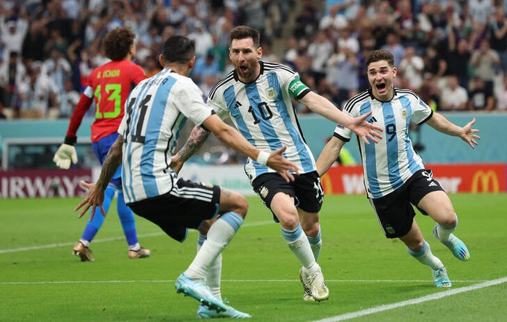 © Reuters. Nov 26, 2022 
Foto del sábado del delantero de Argentina Lionel Messi celebra tras marcar ante México con Julian Alvarez y Angel Di Maria 
REUTERS/Pedro Nunes