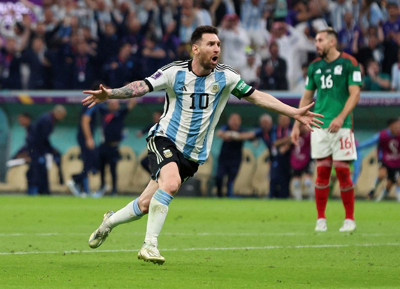 &copy; Reuters. Lionel Messi comemora gol marcado pela Argentina contra o México pela Copa do Mundo do Catar
26/11/2022 REUTERS/Pedro Nunes