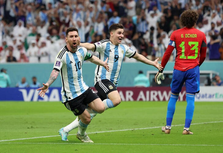 &copy; Reuters. Nov 26, 2022 
Foto del sábado del capitán de Argentina Lionel Messi celebrando con Julian Alvarez tras marcar ante México 
 REUTERS/Pedro Nunes