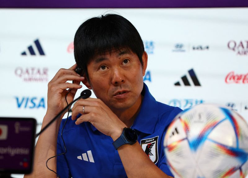 &copy; Reuters. 　サッカーの日本代表チームを率いる森保一監督は、他国を参考にして独自のプレースタイルを構築したいと述べた（２０２２年　ロイター）