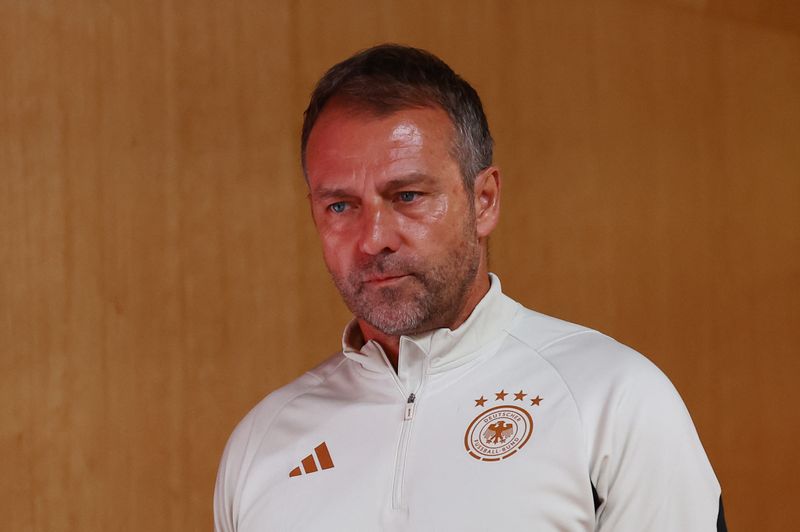&copy; Reuters. 　サッカーのドイツ代表チームを率いるハンジ・フリック監督は、２７日に行われるワールドカップ（Ｗ杯）カタール大会、１次リーグＥ組のスペイン戦について、「決勝」のように考えて