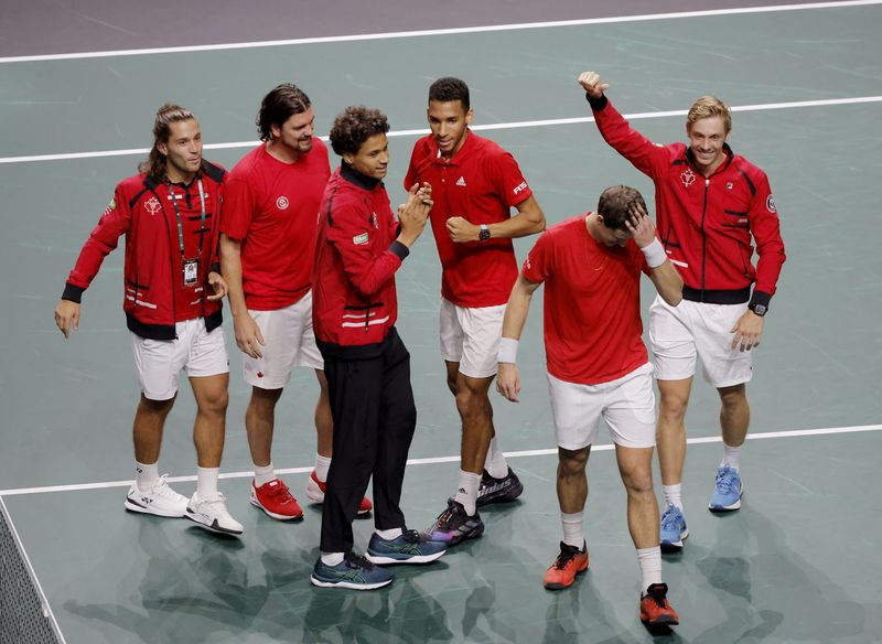 &copy; Reuters. 　男子テニスの国別対抗戦、デビス杯は２６日、スペインのマラガで準決勝の試合を行い、カナダがイタリアを２勝１敗で下した。写真は勝利を喜ぶカナダチーム（２０２２年　ロイター）