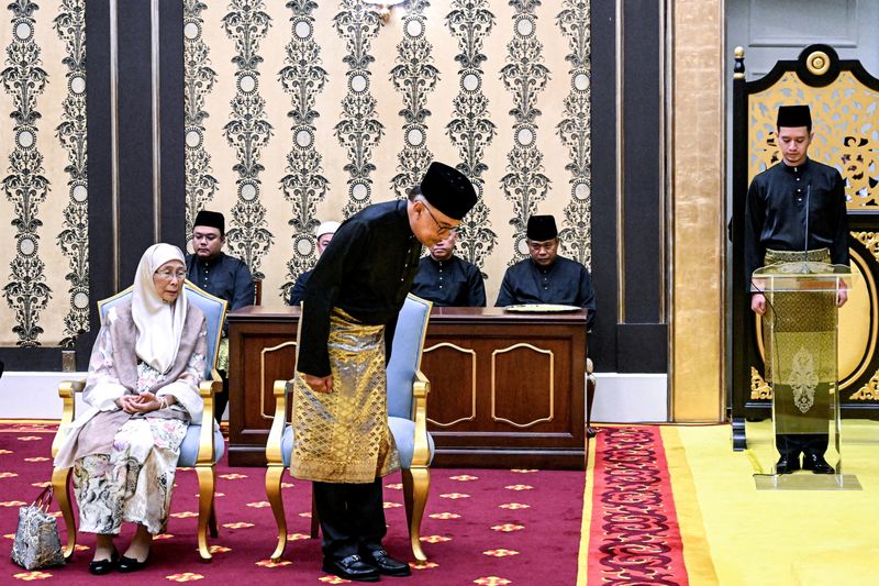 &copy; Reuters. رئيس الوزراء الماليزي أنور إبراهيم قبل أدائه اليمين الدستورية في كوالالمبور يوم 24 نوفمبر تشرين الثاني 2022. صورة لرويترز من ممثل لوكالات الأن