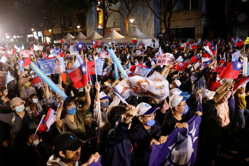 &copy; Reuters. أنصار حزب المعارضة الرئيسي في تايوان كومينتانج يحتفلون بالنتائج الأولية لانتخابات رئاسة البلديات والمقاطعات في تايبه يوم السبت. تصوير: كار