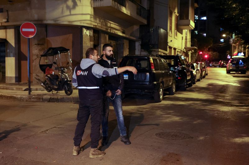 &copy; Reuters. FILE PHOTO: Members of 'neighborhood watch' are deployed in Ashrafieh district, Lebanon November 17, 2022. REUTERS/Mohamed Azakir