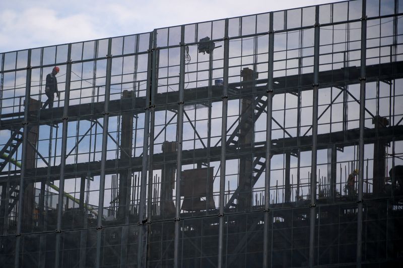 &copy; Reuters. عمال يعملون في موقع بناء في مدينة شنغهاي بالصين بتاريخ العاشر من أكوبر تشرين الأول 2022. تصوير: آلي سونغ - رويترز.