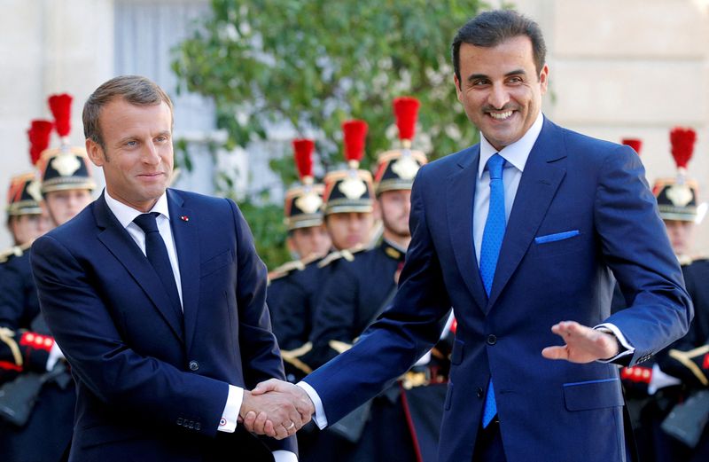 &copy; Reuters. Le président français Emmanuel Macron serrant la main de l'émir du Qatar, Cheikh Tamim bin Hamad al-Thani. /Photo d'archives/REUTERS/Philippe Wojazer