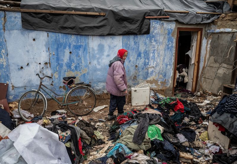 &copy; Reuters. Une habitante de la région de Kherson, cherche ses affaires dans sa maison détruite. /Photo prise le 18 novembre 2022/REUTERS/Viacheslav Ratynskyi