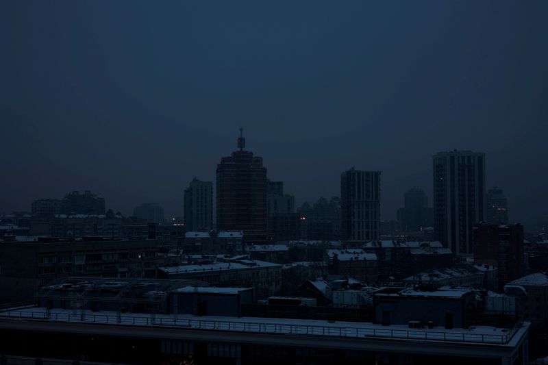 &copy; Reuters. Photo de la ville de Kyiv privée d'électricité après que des infrastructures civiles essentielles ont été touchées par des tirs de missiles russes. /Photo prise le 23 novembre 2022 en Ukraine/REUTERS/Vladyslav Sodel