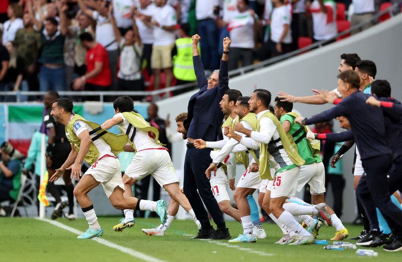 &copy; Reuters. Técnico do Irã, Carlos Queiroz, e jogadores reservas comemoram gol da equipe contra o País de Gales
25/11/2022
REUTERS/Carl Recine