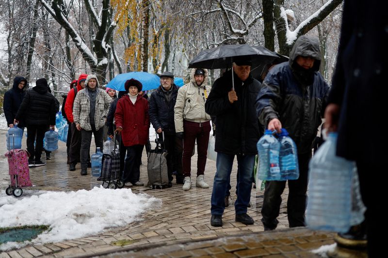 Una Kiev nevada se enfrenta a cortes de electricidad en medio de temores a nuevos atentados