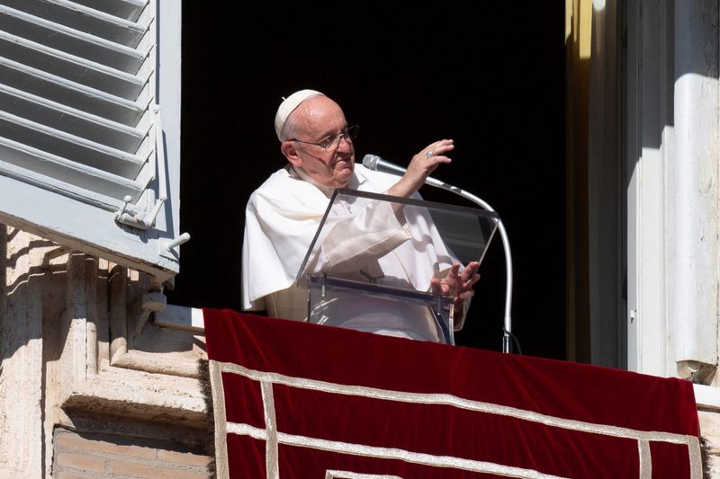 &copy; Reuters. البابا فرنسيس خلال صلاة في الفاتيكان يوم الأحد. صورة لرويترز من الفاتيكان.
