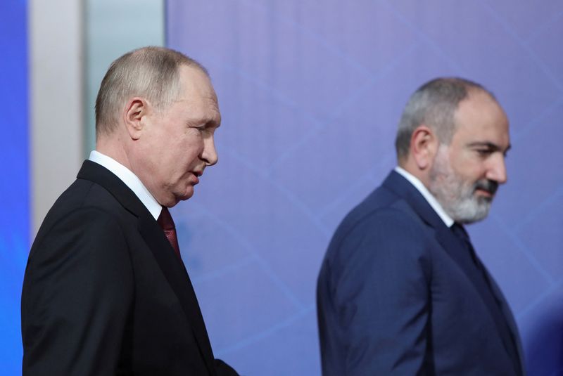 &copy; Reuters. Le Premier ministre arménien Nikol Pashinyan et le Président russe Vladimir Poutine au sommet de l'Organisation du traité de sécurité collective (OTSC). /Photo prise le 23 novembre 2022/REUTERS/Hayk Baghdasaryan