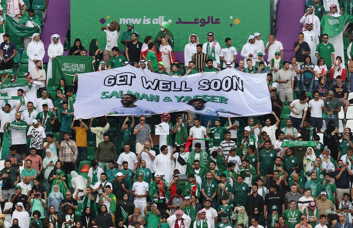 &copy; Reuters.  Nov 26, 2022
Foto del sábado de hinchas de Arabia Saudita con una bandera deseando su recuperación a los jugadores Salman Al-Faraj y Yasser Al-Shahrani 
REUTERS/Molly Darlington