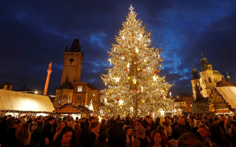 &copy; Reuters. A Christmas tree is illuminated as the traditional Christmas market opens at the Old Town Square in Prague, Czech Republic, November 26, 2022. REUTERS/David W Cerny