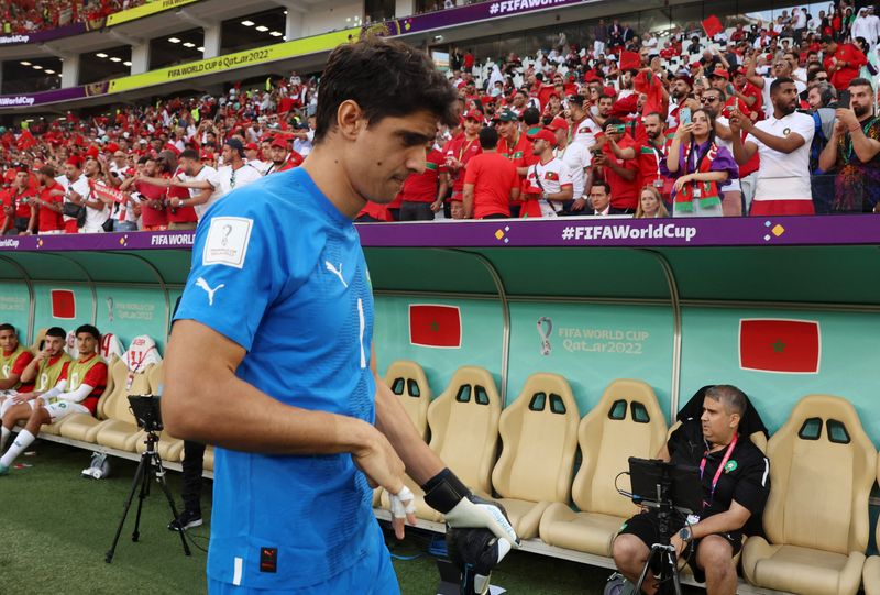 &copy; Reuters. Goleiro de Marrocos Bounou antes de partida contra a Bélgica
27/11/2022
REUTERS/Matthew Childs