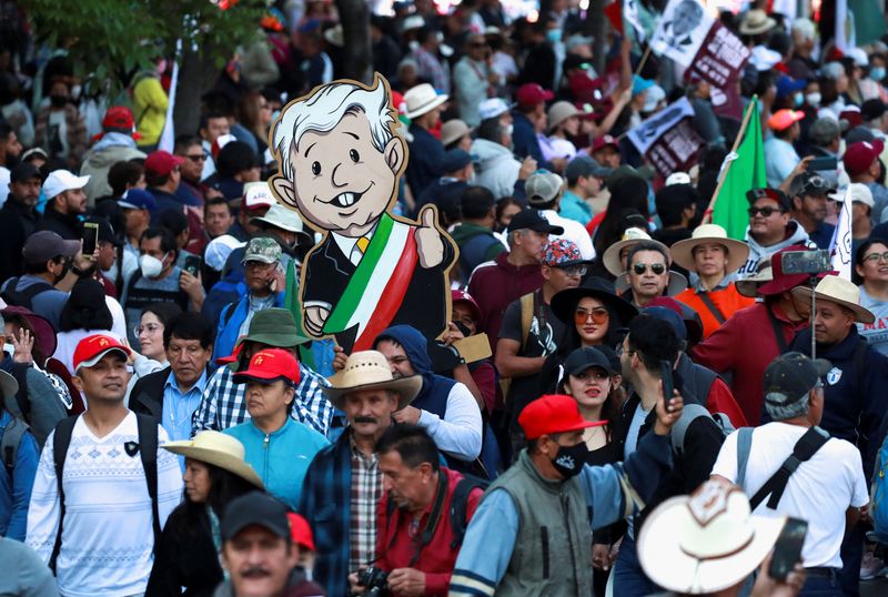 &copy; Reuters. أشخاص يشاركون في مسيرة دعما لسياسات حكومة الرئيس المكسيكي أندريس مانويل لوبيز أوبرادور في مكسيكو سيتي يوم الأحد. تصوير: هنري روميرو - رويترز