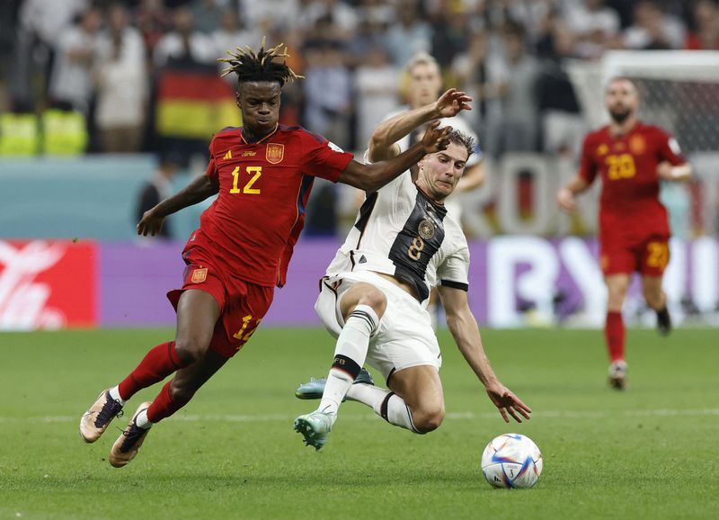 Alemanha empata no fim com Espanha e grupo será decidido na última rodada