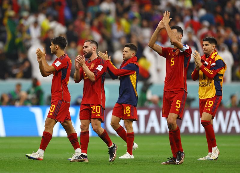 &copy; Reuters. لاعبون من فريق إسبانيا يحتفلون بعد مباراتهم أمام  ألمانيا ببطولة كأس العالم لكرة القدم في قطر يوم الأحد. تصوير: كاي بفافنباخ - رويترز.