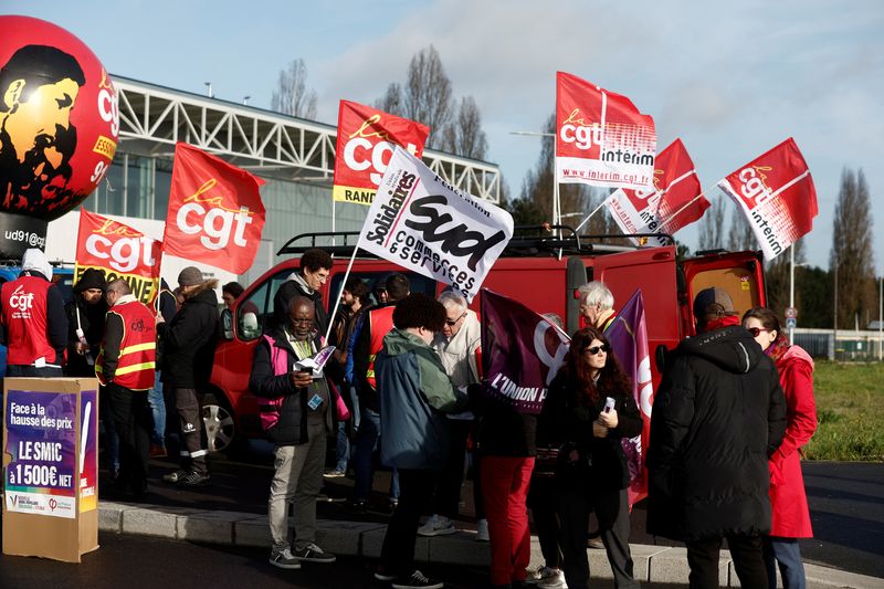 &copy; Reuters. French CGT union members demonstrate in front of the Amazon logistics center in Bretigny-sur-Orge, near Paris, as part of a global day of actions against Amazon on Black Friday, France, November 25, 2022. REUTERS/Benoit Tessier  