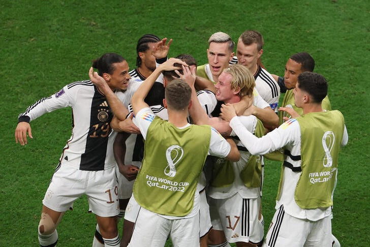 &copy; Reuters. 　サッカーのワールドカップ（Ｗ杯）カタール大会は２７日、１次リーグの試合を行い、Ｅ組ではドイツがスペインと１─１で引き分けた。写真は得点を喜ぶドイツの選手たち（２０２２年