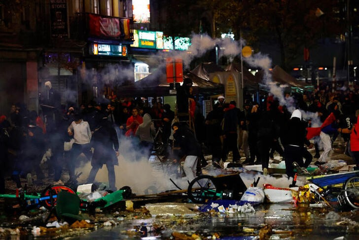 &copy; Reuters. Foto del domingo de los enfrentamientos en Bruselas entre hinchas de fútbol y la policía tras la derrota de Bélgica ante Marruecos en el Mundial 
Nov 27, 2022 
REUTERS/Yves Herman