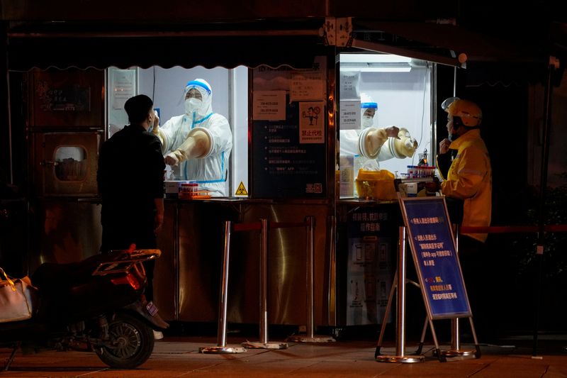 &copy; Reuters. عاملان طبيان يجريان إختبارا لشخصين لمكافحة فيروس كورونا في 25 نوفمبر تشرين الثاني 2022 بعد تفشيه في
مدينة شنغهاي الصينية. تصوير : على سونغ- رويت