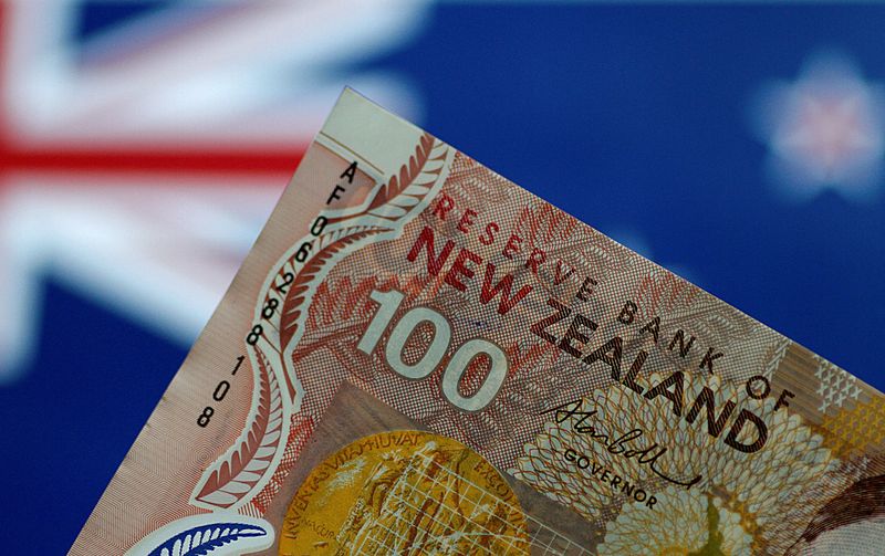 &copy; Reuters. FILE PHOTO: A New Zealand Dollar note is seen in this picture illustration June 2, 2017. REUTERS/Thomas White/Illustration/File Photo