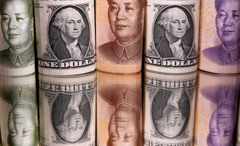 &copy; Reuters. صورة توضيحية من أرشيف رويترز لعملات من الدولار الأمريكي واليوان الصيني . 