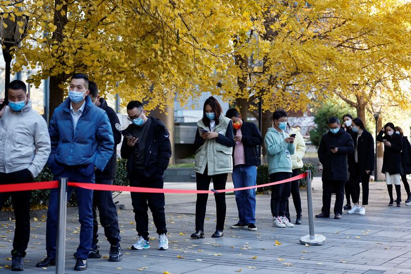 © Reuters. مجموعة من الأشخاص يصطفون في طابور لتلقي اختبار كوفيد-19 بالعاصمة الصينية بكين في 15 نوفمبر تشرين الثاني 2022 لمكافحة تفشي فيروس كورونا . تصوير :  تينجتشو وانج- رويترز .  
