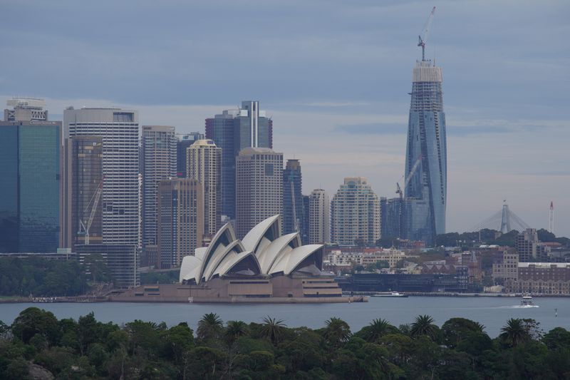 © Reuters. The Sydney Opera House and city centre skyline are seen as the spread of the coronavirus disease (COVID-19) continues in Sydney, Australia, April 20, 2020.  REUTERS/Loren Elliott/Files